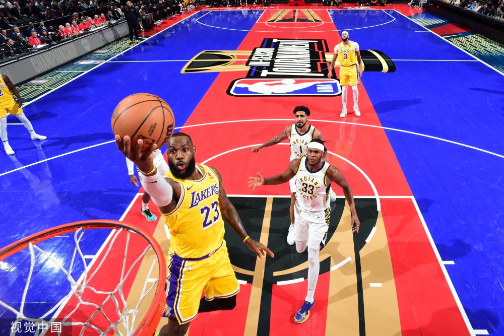 莱万用他的 莱万用他的